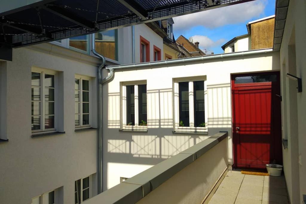 Pearl Studio Apart - King Bed - Netflix - Projector - Fast Wi-Fi Trier Luaran gambar