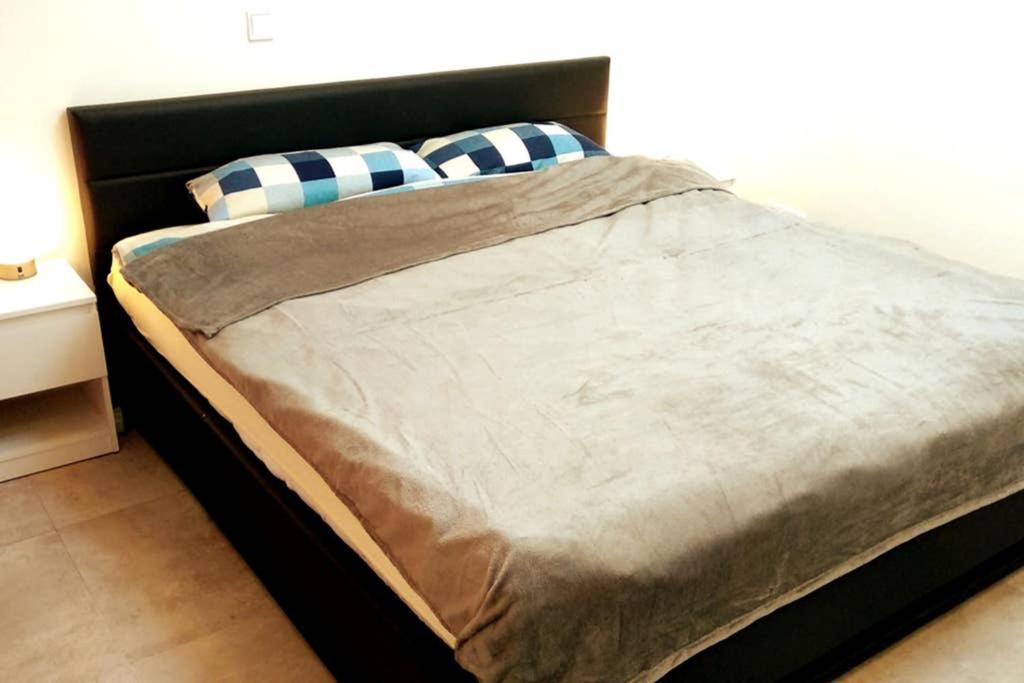 Pearl Studio Apart - King Bed - Netflix - Projector - Fast Wi-Fi Trier Luaran gambar