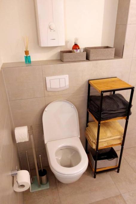 Pearl Studio Apart - King Bed - Netflix - Projector - Fast Wi-Fi Trier Luaran gambar
