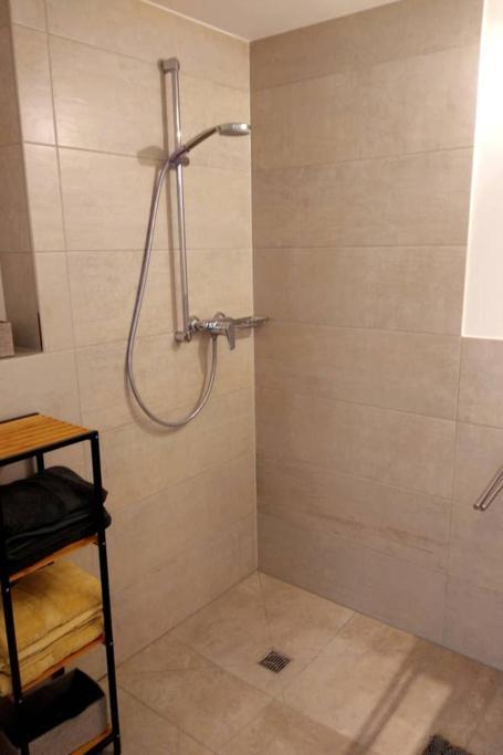 Pearl Studio Apart - King Bed - Netflix - Projector - Fast Wi-Fi Trier Luaran gambar
