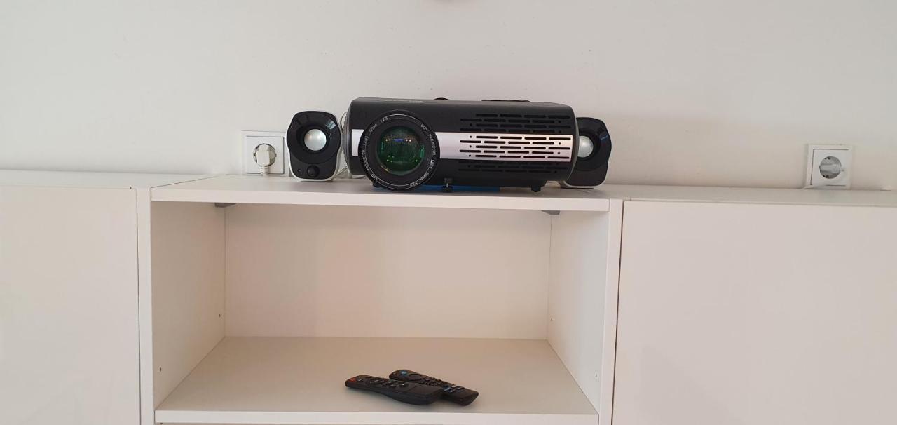 Pearl Studio Apart - King Bed - Netflix - Projector - Fast Wi-Fi Trier Luaran gambar